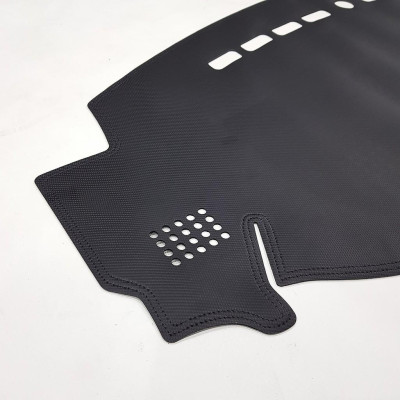 Thảm taplo ô tô Kia Rio 2018 2019 loại da vân cacbon chống nắng, chống nứt vỡ taplo, thảm taplo Kia Rio