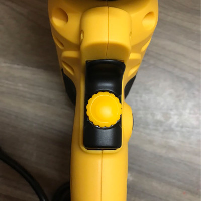 Máy Đánh Bóng Cầm Tay ABG DWE6401 Công Suất 700W, Đế Chà 125mm, Máy Chà Nhám Cầm Tay Dùng Để Đánh Bóng Bề Mặt Xe Hơi Mà Không Lo Bị Trầy Xước, Máy Có Tấm Đệm Lót Đàn Hồi, Có Thể Để Máy Nằm Ngửa Lên Mà Không Làm Hư Bề Mặt Chất Liệu – Hàng Chính Hãng.