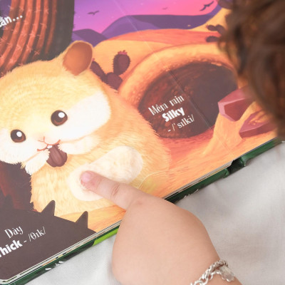 Touch And Feel - Sách Sờ Chạm Khám Phá - Thế Giới Động Vật - Một Ngày Giữa Thiên Nhiên