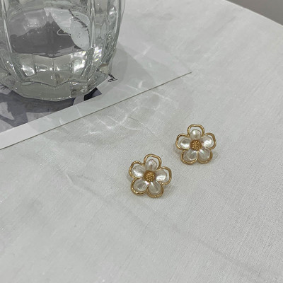 Khuyên tai đính ngọc trai nhân tạo phong cách thời trang Hàn