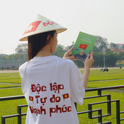 Lá Cờ Bên Chiếc Ba Lô