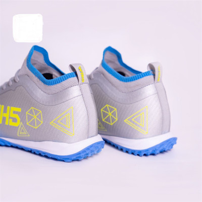 Giày đinh đá bóng sân cỏ nhân tạo Văn Hậu VH5 Chất liệu: Da TPU bền bỉ, chống thấm