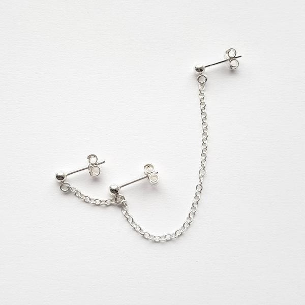 Bông tai xích mỏng chữ W ba điểm đeo lỗ đinh thời trang unisex cực cool