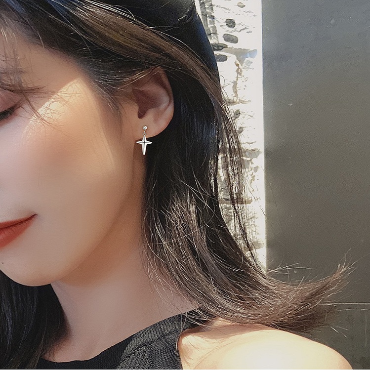 Đôi bông tai cách điệu dáng dài- ngắn khác biệt duyên dáng quyến rũ