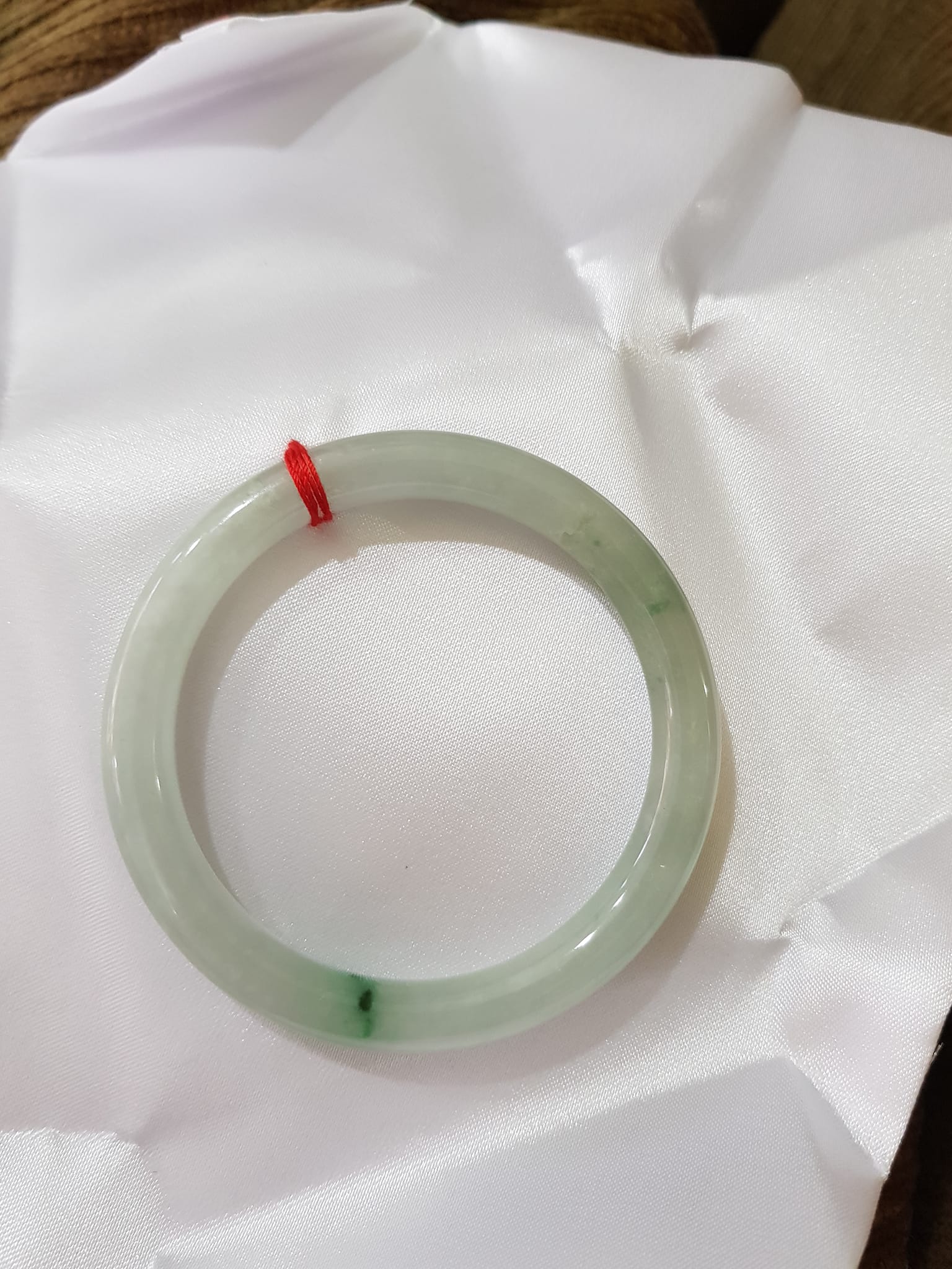 Vòng Tay Đá Cẩm Thạch Xanh Ngọc Nhẹ A SỊN 54mm x 7,5mm Chất liệu đá cẩm thạch tự nhiên màu trắng xanh ngọc nhẹ bóng đẹp Nữ 53kg - 63kg đeo ạ