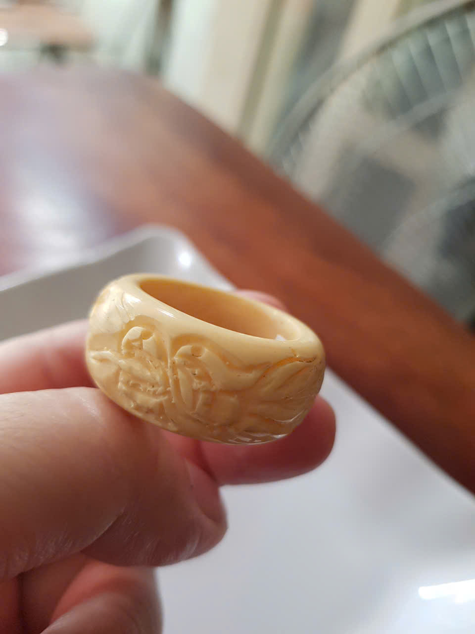 Chiếc Nhẫn Nam Giả Ngà hay Xương Mỹ Nghệ Bản Hẹ Chạm Rồng Ni 22mm Cao 14mm Dầy 5mm màu trắng Dành Cho Các Anh Nam đeo nhẫn ngón tay cái hay bất kỳ ngón tay nào ni lọt vừa tay là 22mm rẻ vẫn đẹp như thường ạ