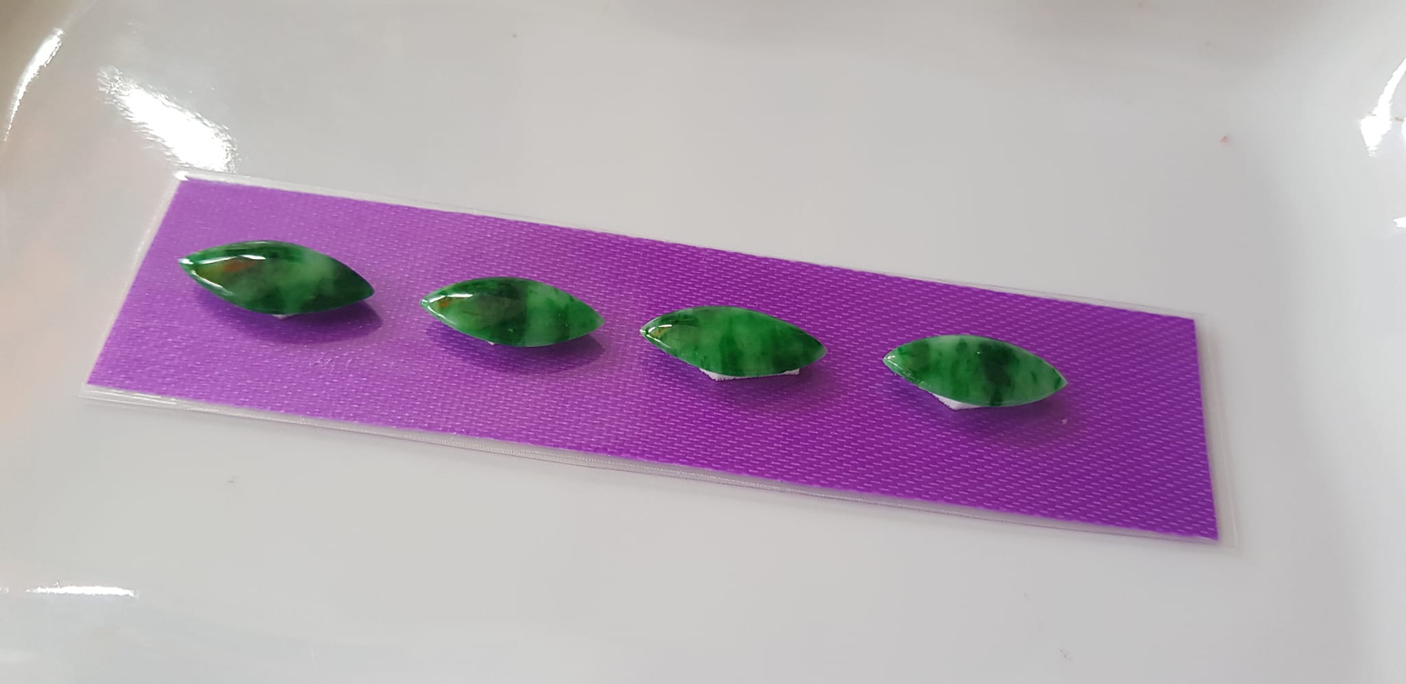 Bộ lắc hạt dưa mới rất đẹp đá cẩm thạch tự nhiên Size Dài 15mm x Ngang 6mm x dầy 2mm màu xanh lý sơn thủy bóng đậm đẹp sang Nữ lên lắc tay bằng vàng đeo rất đẹp luôn món quà tặng Mẹ, Vợ, người thân ý nghĩa ạ