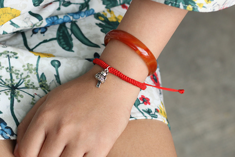 Vòng Kết Dây Đỏ Charm Mèo Thần Tài Bạc Ngọc Quý Gemstones GA2