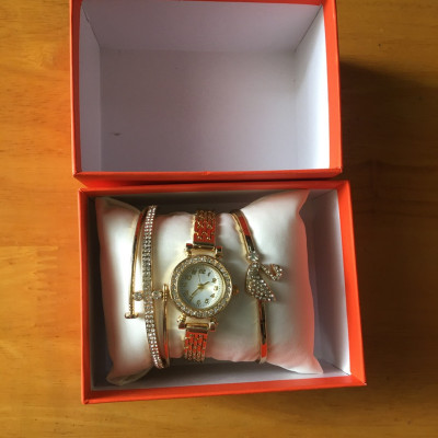 Combo hộp   3 món  đeo tay  xinh xắn  phong cách thanh lịch thời trang  sang trọng quý phái cho nữ