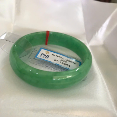Vòng Tay Nữ Đá Ngọc Cẩm Thạch Tự Nhiên Bản Hẹ Sịn Đậu Lý Sao Ni 48mm Cao 12mm Dầy 6mm đã kiểm định kèm giấy chứng nhận P No 185034 Màu Xanh ngọc lý tươi bóng đều đẹp nữ tay nhỏ 35kg - 48kg ạ 