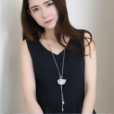 Vòng cổ thiên nga đính đá dáng dài phối đồ dự tiệc
