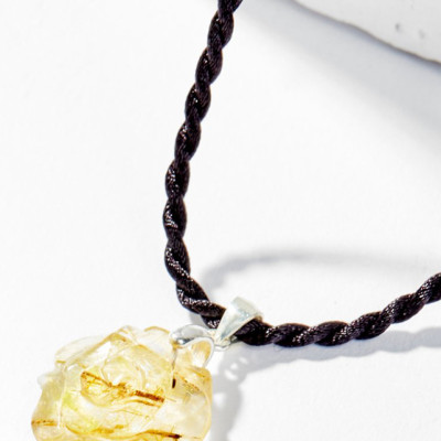 Mặt Dây Chuyền Phong Thủy Đá Thạch Anh Tóc Vàng Hoa Mẫu Đơn Mệnh Thổ, Kim Ngọc Quý Gemstones