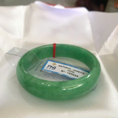 Vòng Tay Nữ Đá Ngọc Cẩm Thạch Tự Nhiên Bản Hẹ Sịn Đậu Lý Sao Ni 48mm Cao 12mm Dầy 6mm đã kiểm định kèm giấy chứng nhận P No 185034 Màu Xanh ngọc lý tươi bóng đều đẹp nữ tay nhỏ 35kg - 48kg ạ 