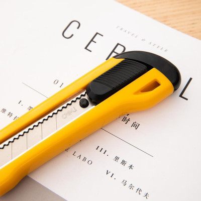 Dao rọc giấy Deli, cỡ lớn Đỏ/Vàng giao Màu Ngẫu Nhiên - 1 cái - E2042