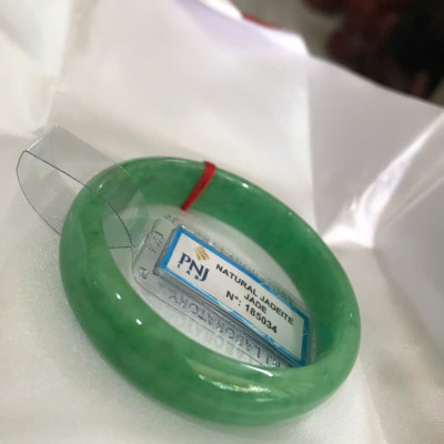 Vòng Tay Nữ Đá Ngọc Cẩm Thạch Tự Nhiên Bản Hẹ Sịn Đậu Lý Sao Ni 48mm Cao 12mm Dầy 6mm đã kiểm định kèm giấy chứng nhận P No 185034 Màu Xanh ngọc lý tươi bóng đều đẹp nữ tay nhỏ 35kg - 48kg ạ 