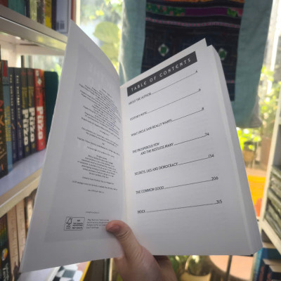 Sách - How the World Works by Noam Chomsky - Politics/ Nonfiction/ History in English