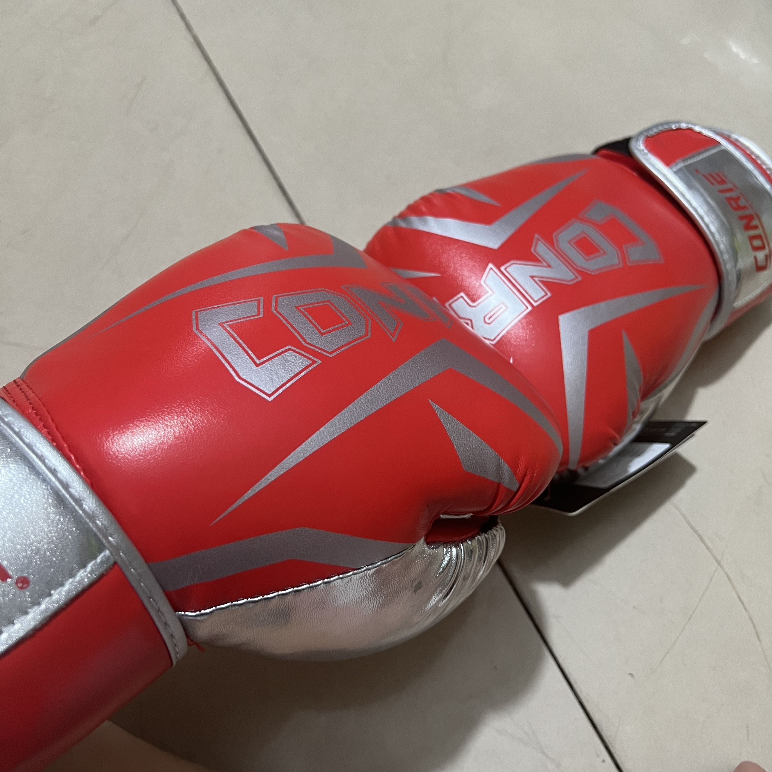 Găng tay đấm bốc -Boxing Conrie KB351, đệm lót mút xốp EVA loại đặc, tính thẩm mỹ và độ đàn hồi tốt, khóa dính ở cổ tay chắc chắn thuận tiện cho người sử dụng