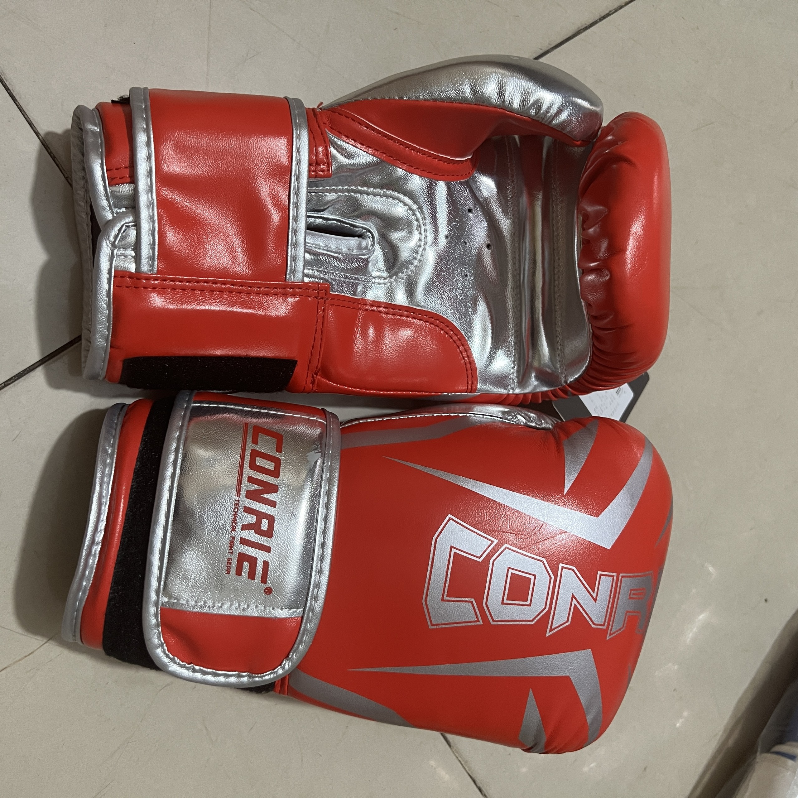 Găng tay đấm bốc -Boxing Conrie KB351, đệm lót mút xốp EVA loại đặc, tính thẩm mỹ và độ đàn hồi tốt, khóa dính ở cổ tay chắc chắn thuận tiện cho người sử dụng