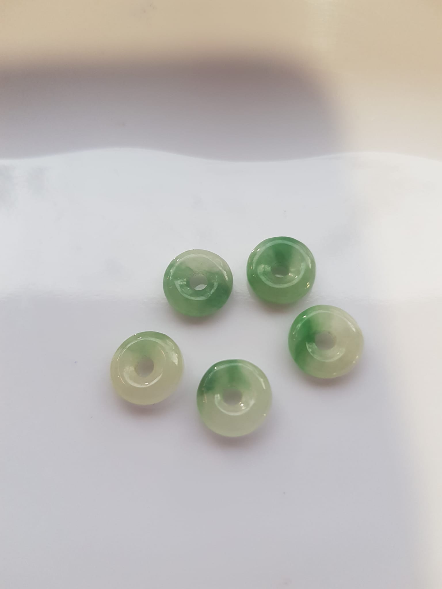Bộ Trang sức Charm Vòng Tay gồm 5 đồng tiền may mắn tài lộc Chất liệu đá cẩm thạch xanh Ngọc trắng tự nhiên bóng đẹp Size hạt đk 9mm x đk cao 3mm x lỗ giữa đồng tiền 2mm nữ phối vòng tay và làm mặt dây chuyền đeo đẹp ạ