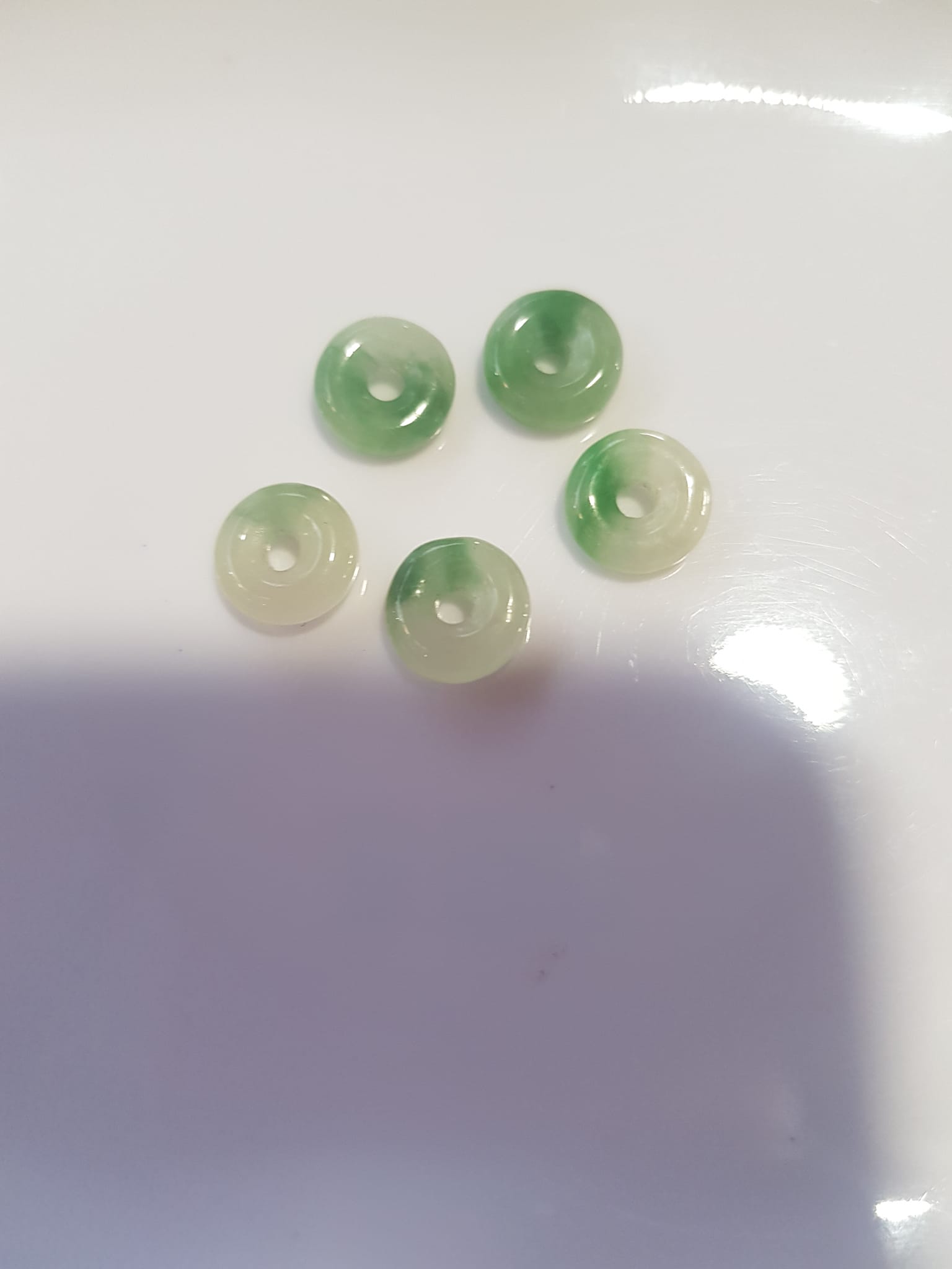 Bộ Trang sức Charm Vòng Tay gồm 5 đồng tiền may mắn tài lộc Chất liệu đá cẩm thạch xanh Ngọc trắng tự nhiên bóng đẹp Size hạt đk 9mm x đk cao 3mm x lỗ giữa đồng tiền 2mm nữ phối vòng tay và làm mặt dây chuyền đeo đẹp ạ