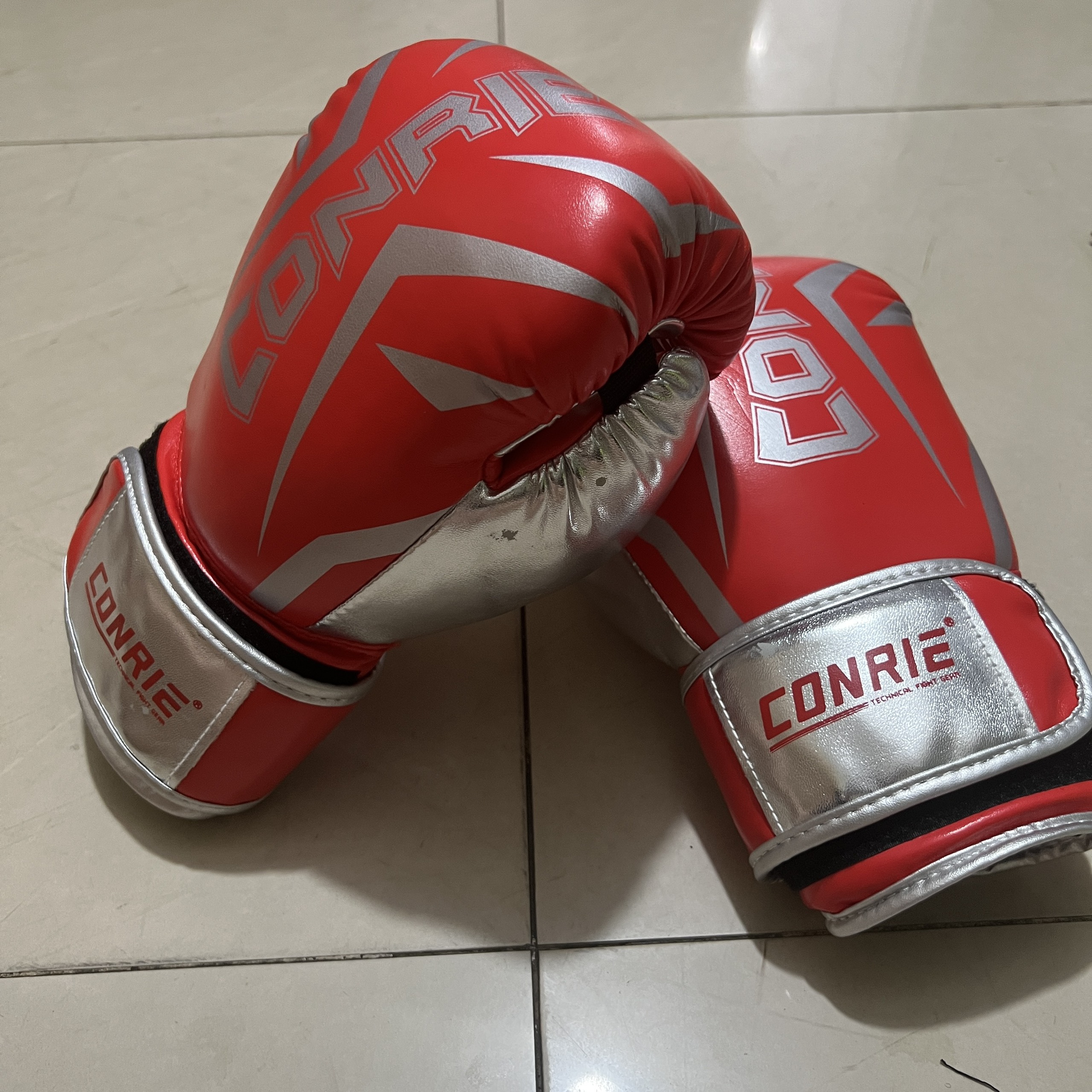 Găng tay đấm bốc -Boxing Conrie KB351, đệm lót mút xốp EVA loại đặc, tính thẩm mỹ và độ đàn hồi tốt, khóa dính ở cổ tay chắc chắn thuận tiện cho người sử dụng