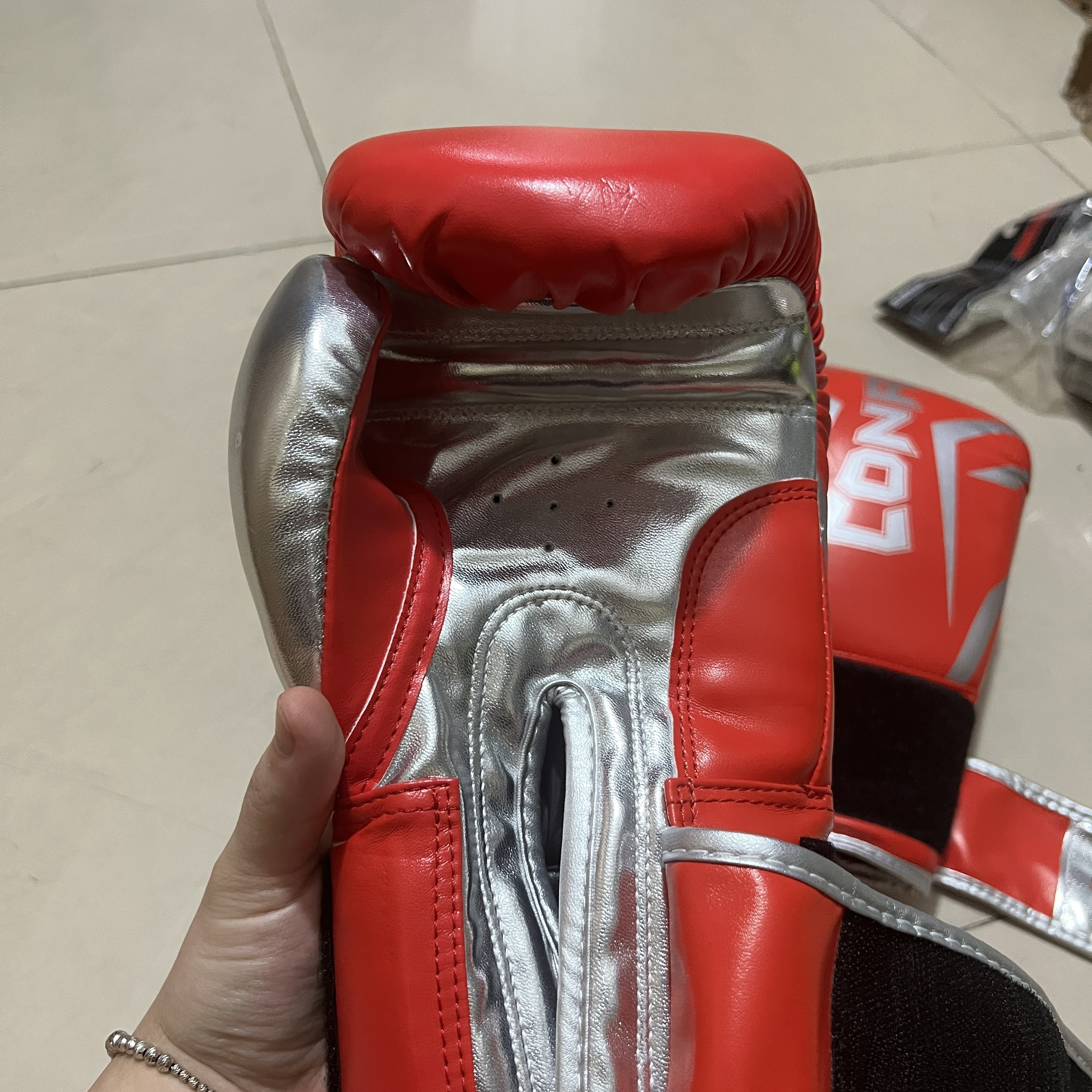 Găng tay đấm bốc -Boxing Conrie KB351, đệm lót mút xốp EVA loại đặc, tính thẩm mỹ và độ đàn hồi tốt, khóa dính ở cổ tay chắc chắn thuận tiện cho người sử dụng