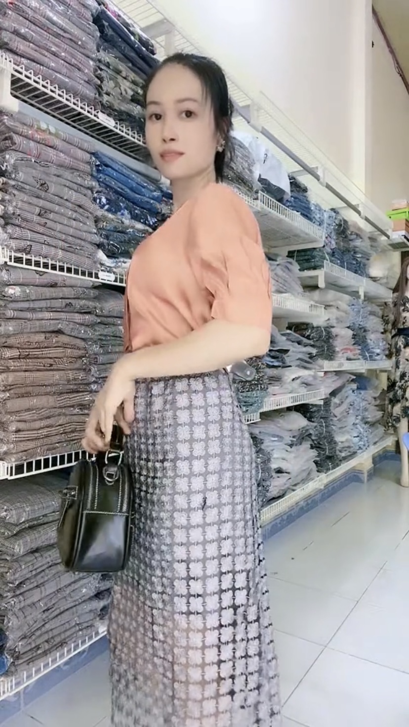 Set áo sơ mi và chân váy hoa siêu xinh.