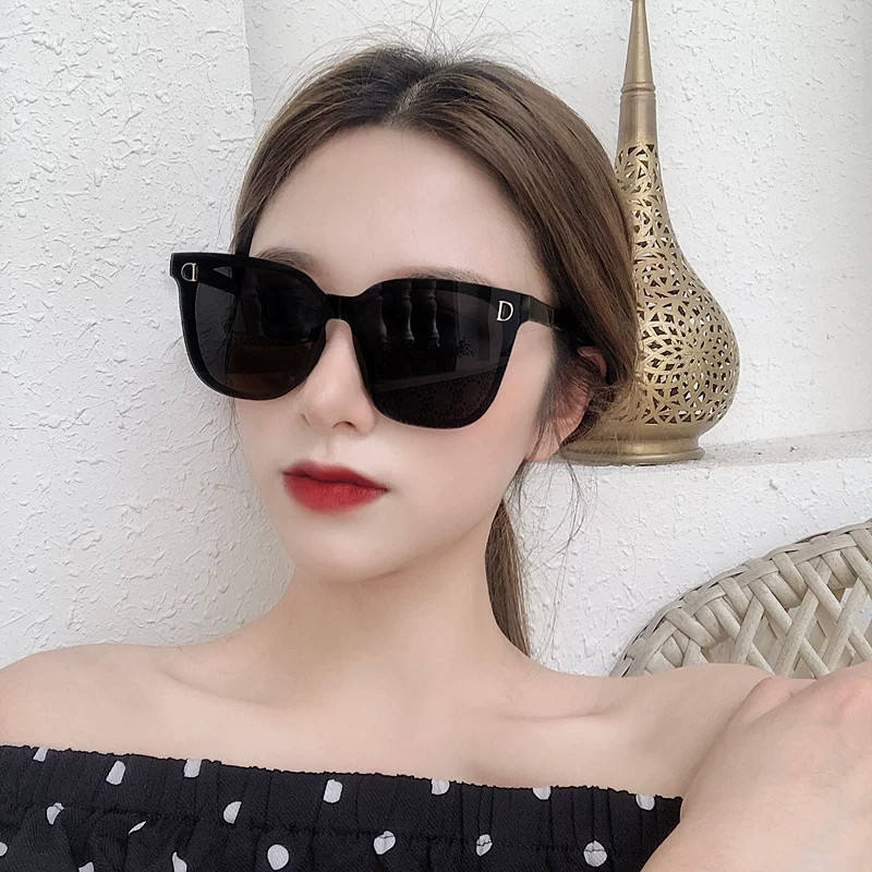 Kính râm thời trang nam nữ , kính râm gọng vuông cổ điển chống tia cực tím phong cách Hàn Quốc , hiện đại kèm hộp đựng sang trọng