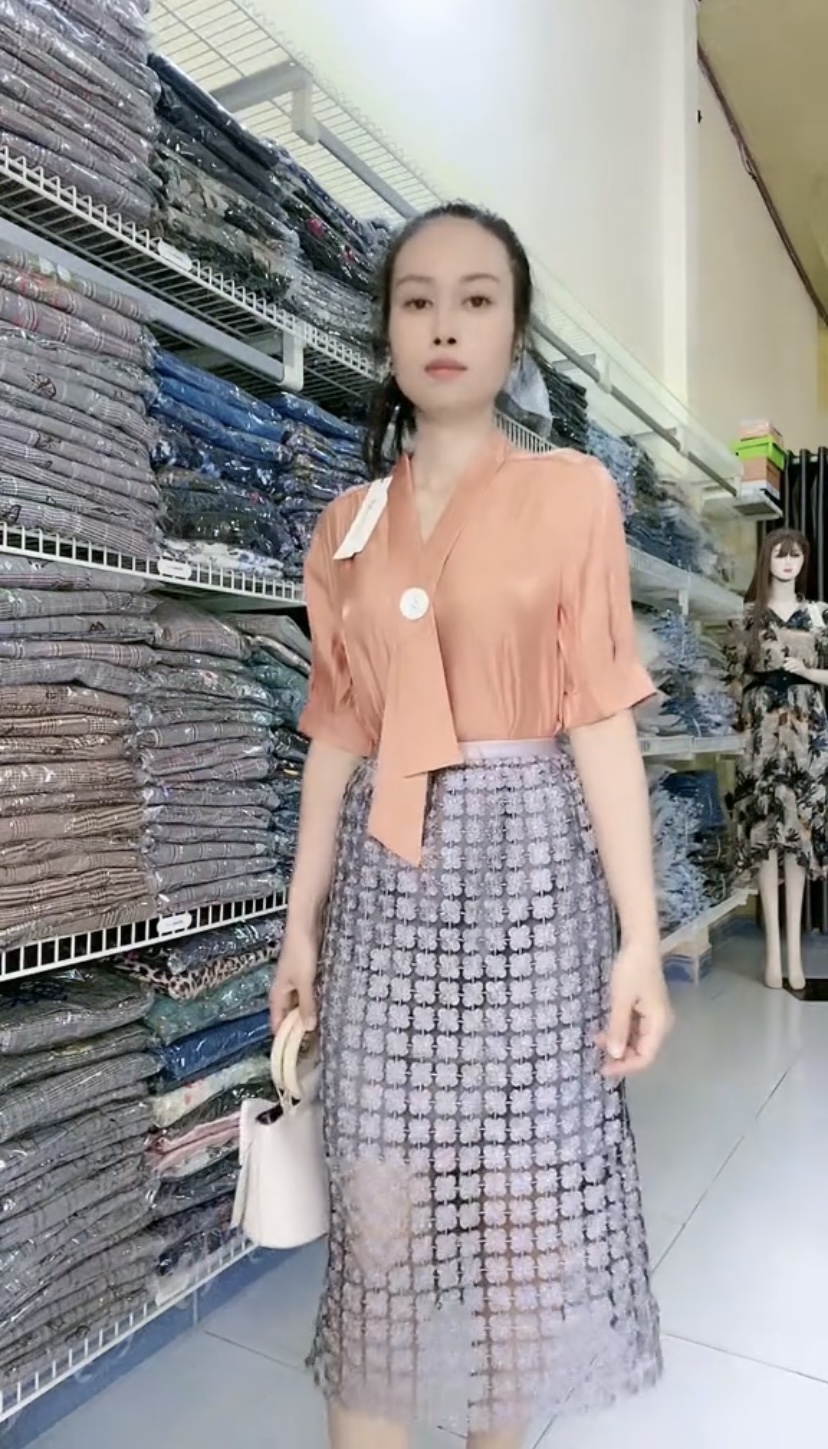 Set áo sơ mi và chân váy hoa siêu xinh.