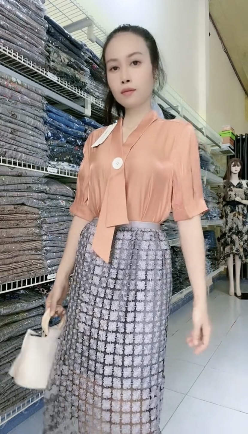 Set áo sơ mi và chân váy hoa siêu xinh.