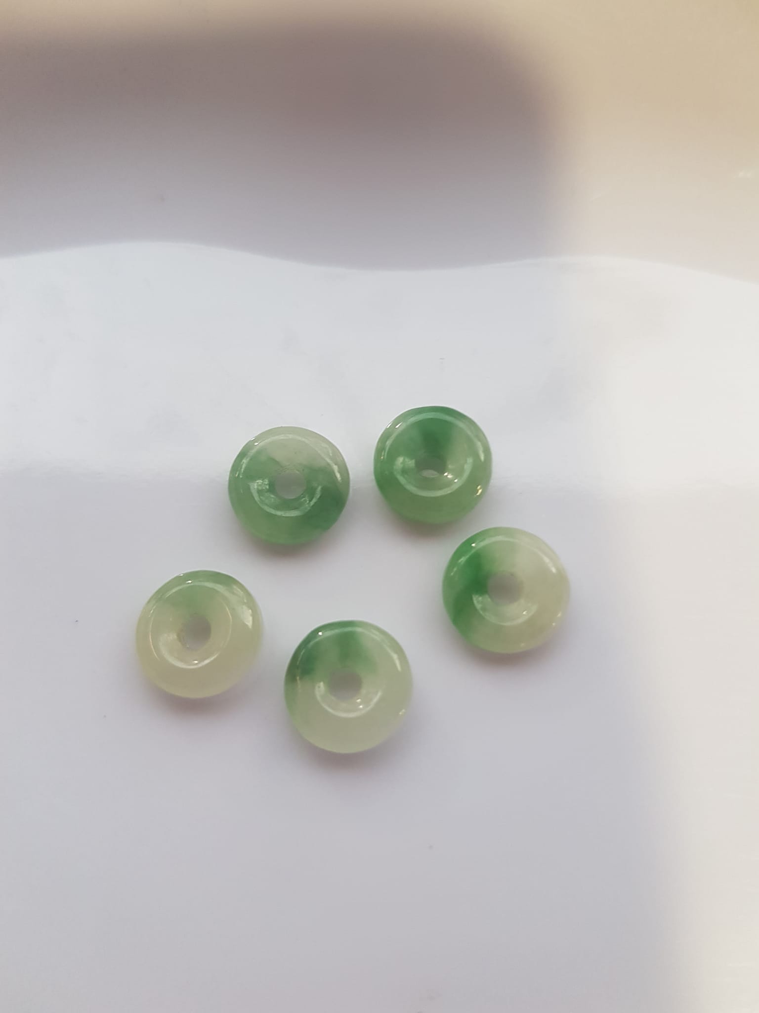 Bộ Trang sức Charm Vòng Tay gồm 5 đồng tiền may mắn tài lộc Chất liệu đá cẩm thạch xanh Ngọc trắng tự nhiên bóng đẹp Size hạt đk 9mm x đk cao 3mm x lỗ giữa đồng tiền 2mm nữ phối vòng tay và làm mặt dây chuyền đeo đẹp ạ