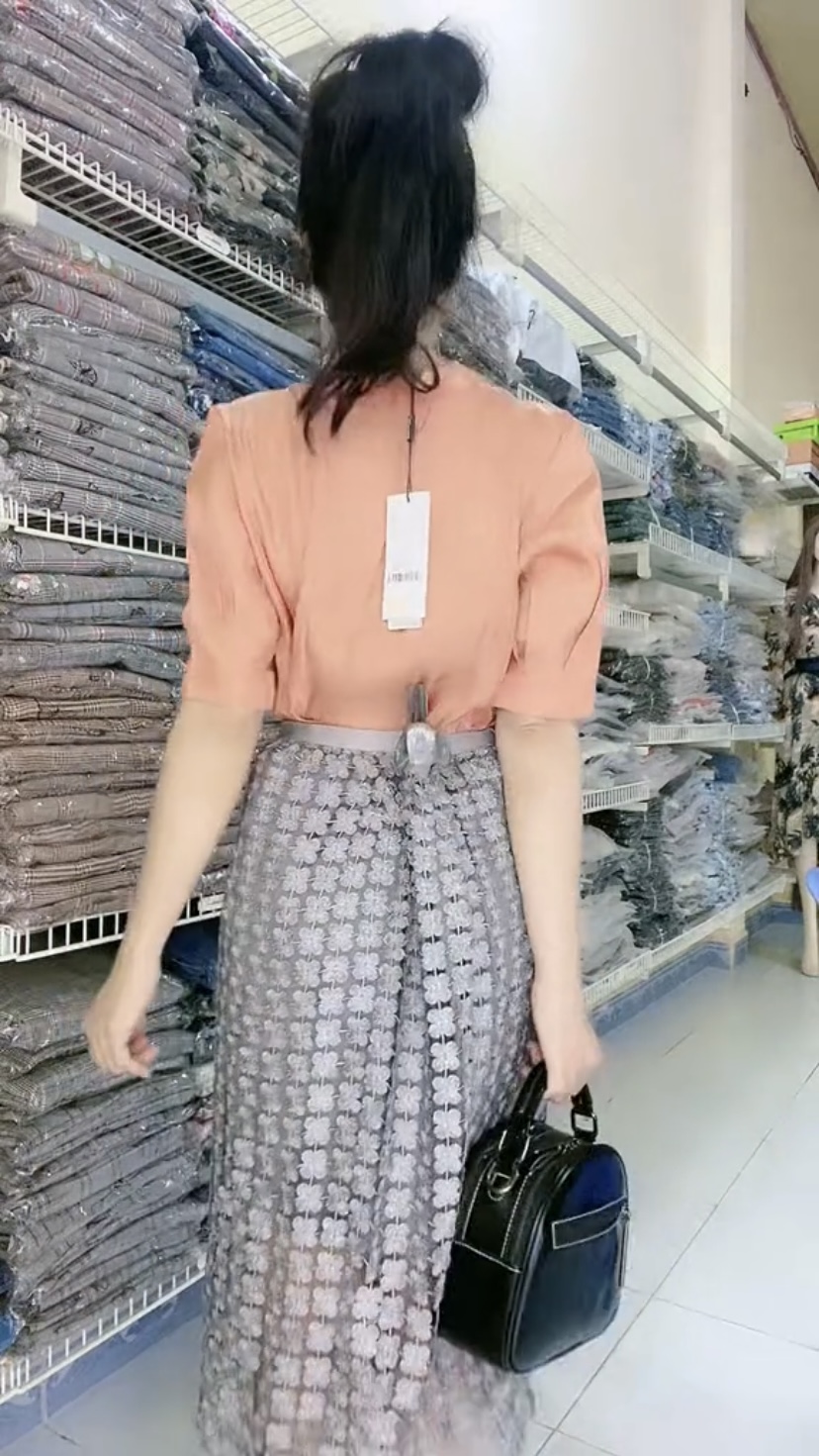Set áo sơ mi và chân váy hoa siêu xinh.