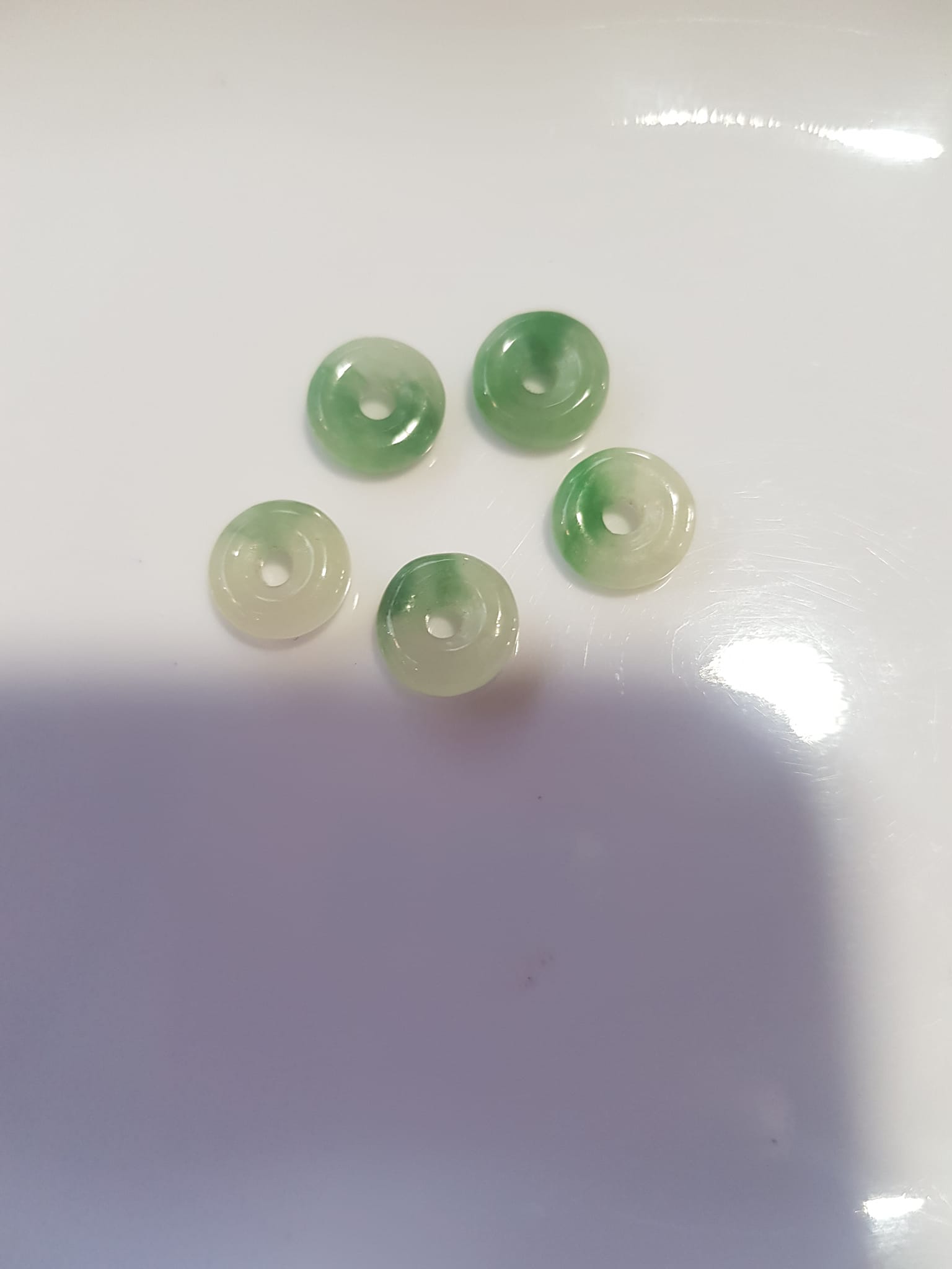 Bộ Trang sức Charm Vòng Tay gồm 5 đồng tiền may mắn tài lộc Chất liệu đá cẩm thạch xanh Ngọc trắng tự nhiên bóng đẹp Size hạt đk 9mm x đk cao 3mm x lỗ giữa đồng tiền 2mm nữ phối vòng tay và làm mặt dây chuyền đeo đẹp ạ