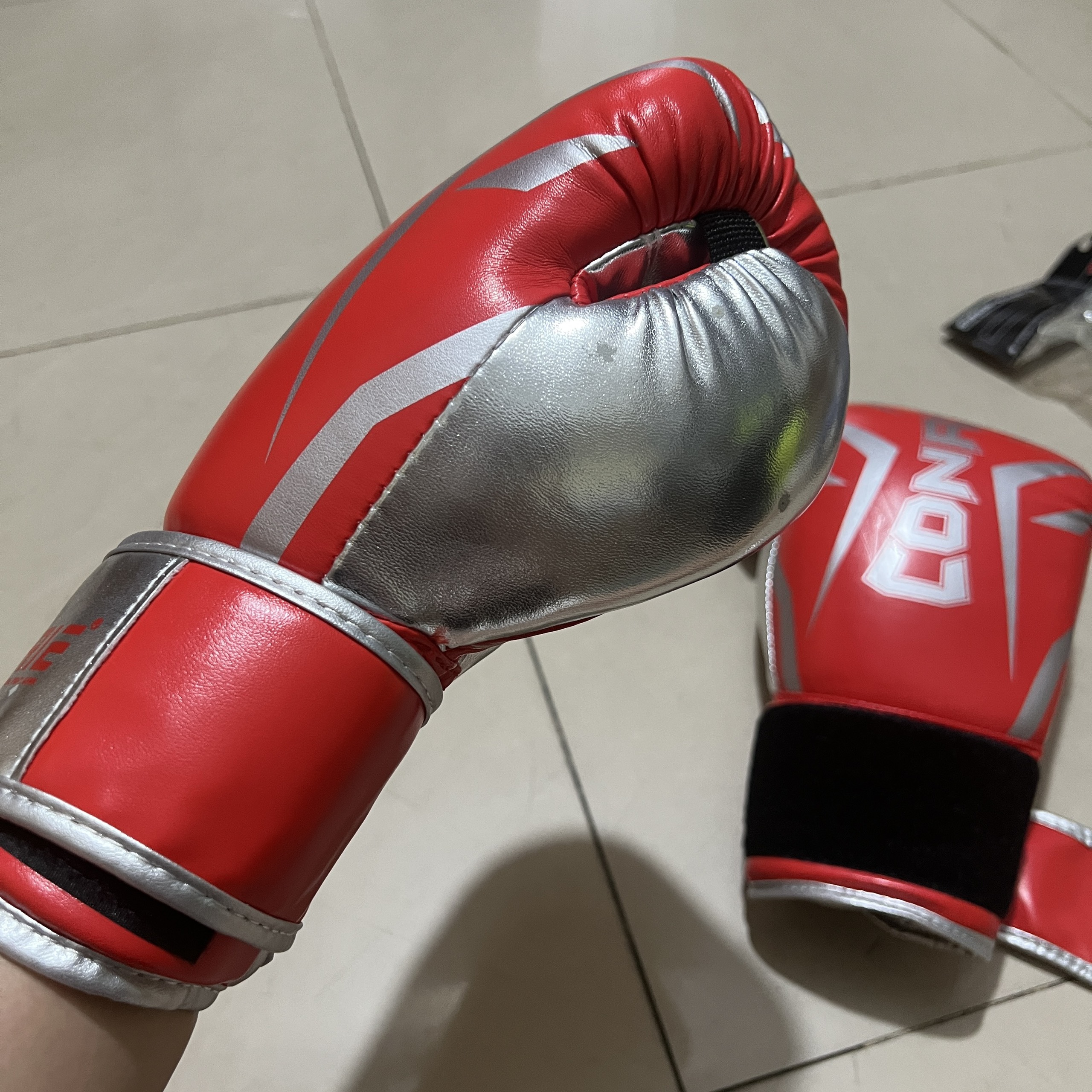 Găng tay đấm bốc -Boxing Conrie KB351, đệm lót mút xốp EVA loại đặc, tính thẩm mỹ và độ đàn hồi tốt, khóa dính ở cổ tay chắc chắn thuận tiện cho người sử dụng