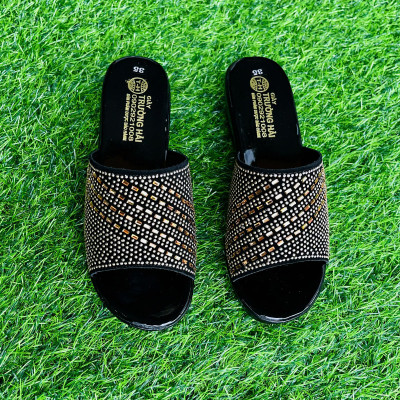 Dép nữ trung niên đế xuồng 5cm Trường Hải màu đen đính đá DN125