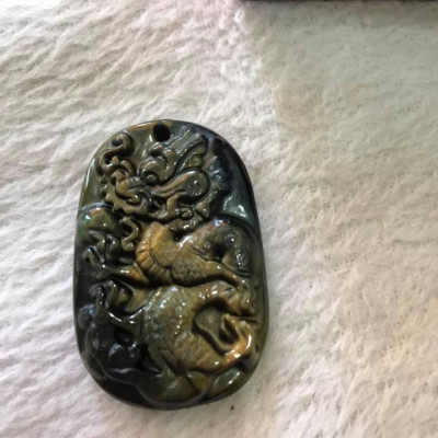 Mặt DÂY CHUYỀN RỒNG LƯỢN NGẬM CHÂU ĐÁ MẮT HỔ ĐEN XANH ÁNH VÀNG NHẸ TỰ NHIÊN  SIZE DÀI 44MM X NGANG 29MM X DẦY 8MM  NAM MỆNH THỦY MỆNH MỘC