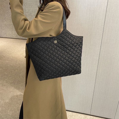 Túi xách to công sở , kiểu dáng sang trọng  , có nút đính kim loại , có thể kẹp nách hoặc đeo vai , đựng được nhiều đồ cá nhân , mỹ  phẩm vô cùng tiện lợi 