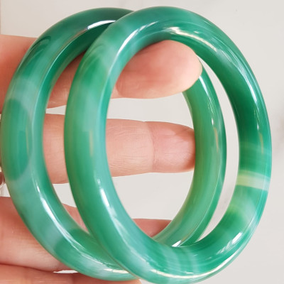 Vòng tay đá mã não xanh vân sọc trắng nhẹ mới Ni 53mm x cọng 9mm Vòng màu xanh ngọc đậm đều vân sọc đẹp ạ Nữ 52kg - 58kg đeo mệnh Mộc hỏa thủy ạ