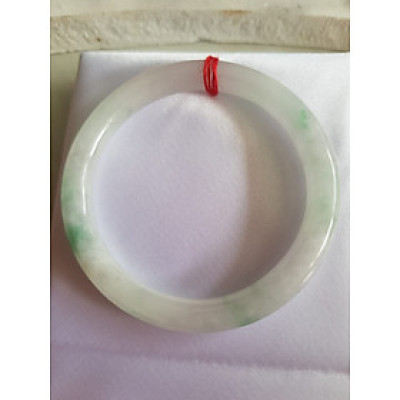 Vòng đeo tay Nữ đá cẩm thạch tự nhiên T Lý Size 49mm x cọng 7mm Màu trắng sáng bóng xanh lý 3 chỗ đều quanh vòng rất đẹp Nữ cân Nặng 40kg-49kg đeo đẹp ạ