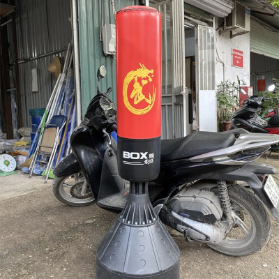 Trụ đấm đá Boxing G075 cao 160cm, đế đối trọng từ nhựa ABS dùng nước hoặc cát đổ vào để giữ thân bao khi tập.