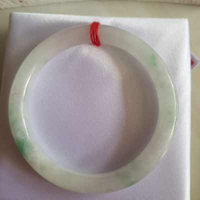 Vòng đeo tay Nữ đá cẩm thạch tự nhiên T Lý Size 49mm x cọng 7mm Màu trắng sáng bóng xanh lý 3 chỗ đều quanh vòng rất đẹp Nữ cân Nặng 40kg-49kg đeo đẹp ạ