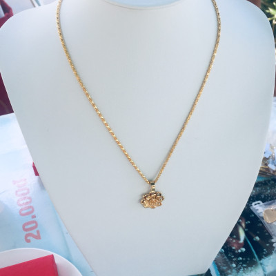 Set Mặt Dây Chuyền Mạ Vàng 18K Đúc Hình Hoa Mai 4 Tầng, Kèm dây chuyền Mạ vàng 18K và hộp đựng trang sức.