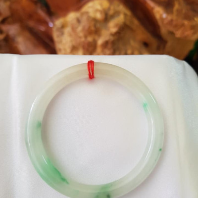 Vòng cẩm thạch tự nhiên A Sịn 48mm x 7mm màu Trắng VÂN XANH Lý lam vàng nhẹ 1 bên Size vòng 48mm x 7mm Bóng thiệt là đẹp ạ Chất liệu đá cẩm thạch tự nhiên Nữ tay nhỏ 35kg - 49kg ạ