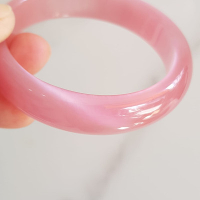 Vòng tay nữ đá mắt mèo hồng bản hẹ mới Ni 53mm x cao 13mm x dầy 7mm nữ 50kg - 57kg đeo màu hồng hồng nhẹ xinh tươi đẹp rẻ lắm chuẩn hợp nữ mệnh hỏa mệnh thổ ạ