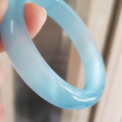 Vòng tay nữ đá mắt mèo Xanh dương nhẹ bản hẹ mới Ni 53mm x cao 12mm x dầy 6,5mm Nữ 49kg - 54kg đeo Vòng màu xanh dương nhẹ xinh tươi đẹp rẻ lắm chuẩn hợp nữ mệnh thuỷ mệnh mộc ạ