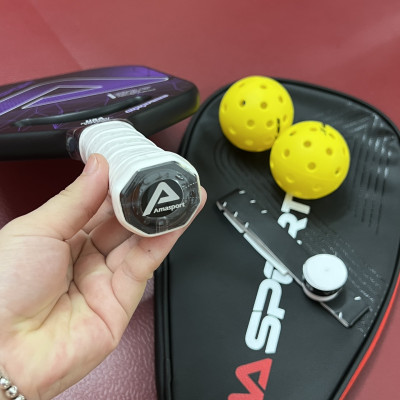 Bộ vợt pickleball AMA SPORT PP001 (gồm 1 vợt,2 bóng, cuốn cán,túi da) bề mặt sợi carbon dày 20mm cao cấp, diện tích mặt vợt rộng 198mm, trọng lượng 235g thích hợp cho người chơi tập luyện đến chuyên nghiệp