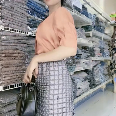 Set áo sơ mi và chân váy hoa siêu xinh.