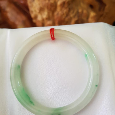 Vòng cẩm thạch tự nhiên A Sịn 48mm x 7mm màu Trắng VÂN XANH Lý lam vàng nhẹ 1 bên Size vòng 48mm x 7mm Bóng thiệt là đẹp ạ Chất liệu đá cẩm thạch tự nhiên Nữ tay nhỏ 35kg - 49kg ạ