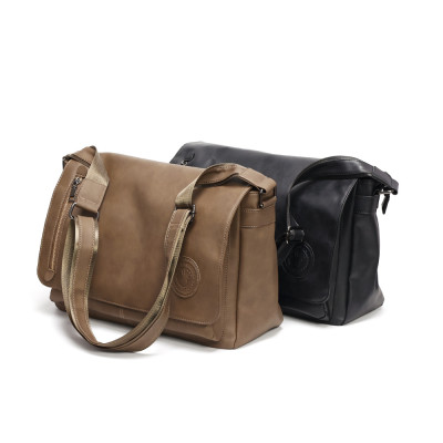 Túi đeo chéo nam kiểu dáng mới - BEE GEE DCN9402