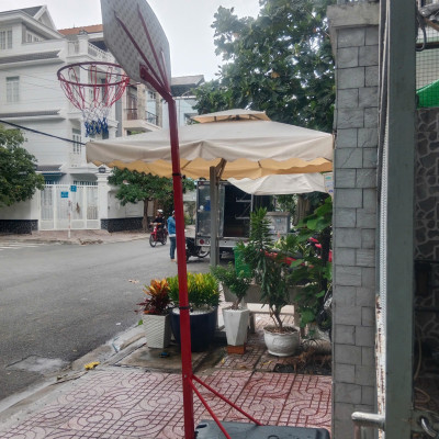 Trụ bóng rổ S003 điều chỉnh từ 2.1m đến 2.6m, sử dụng cho học sinh tiểu học, trung học, đối trọng đổ nước tiện dụng.